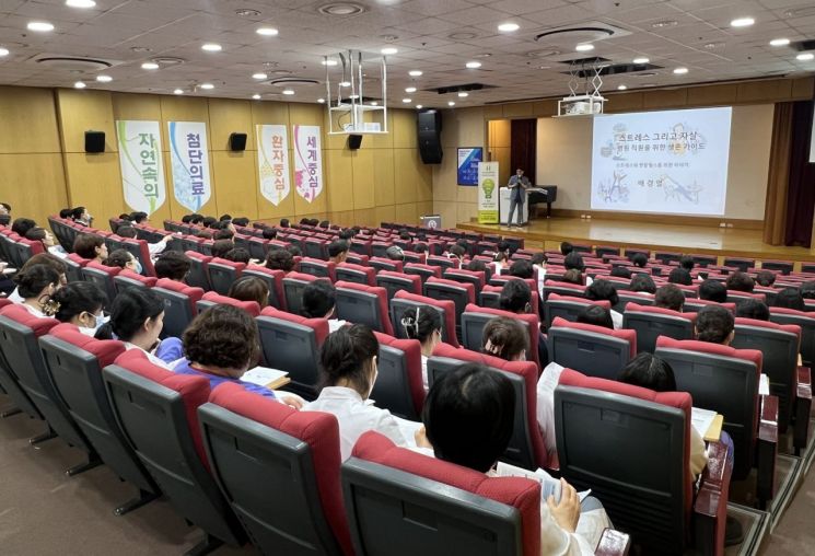 정신건강의학과 전문의인 광주 해피뷰병원 배경열 원장이 최근 화순전남대병원 임직원을 대상으로 ‘직무스트레스와 자살’을 주제로 특강을 하고 있다. 화순전남대병원 제공