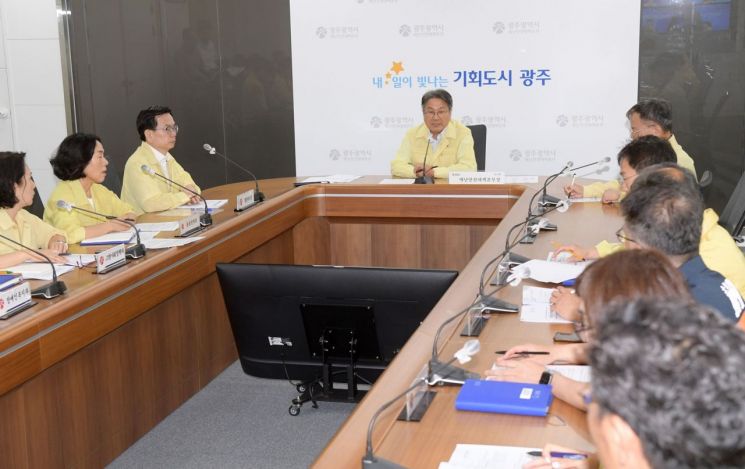 강기정 광주시장이 10일 오전 시청 재난상황실에서 '폭염대응 추진사항 점검회의'를 주재하고 있다. 광주시 제공