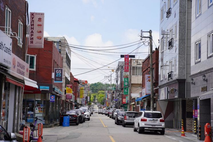 10일 오전 광주 고려인마을 상점가 거리 전경. 러시아어 간판이 밀집한 월곡동 일대에는 4,800여명의 고려인 주민이 거주하고 있다. 송보현 기자