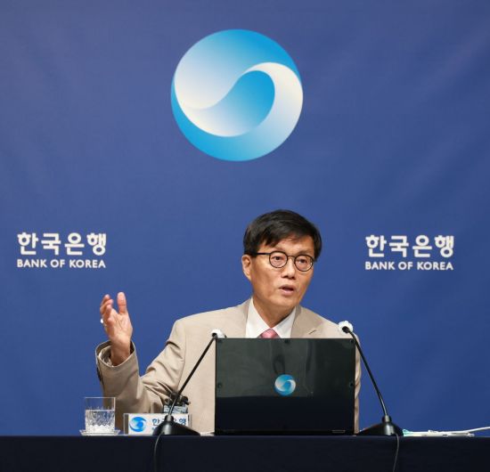 이창용 한국은행 총재가 10일 서울 중구 한국은행에서 열린 금융통화위원회 금리 결정에 대한 기자간담회에서 발언하고 있다. 한은 제공.