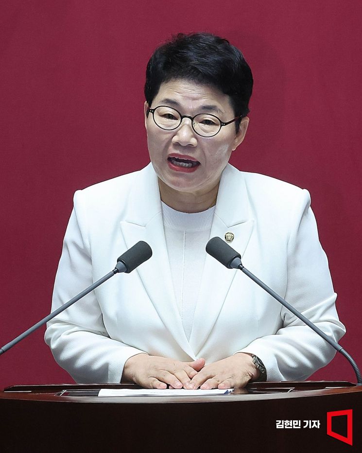 [포토] 기재위원장 당선 인사하는 임이자
