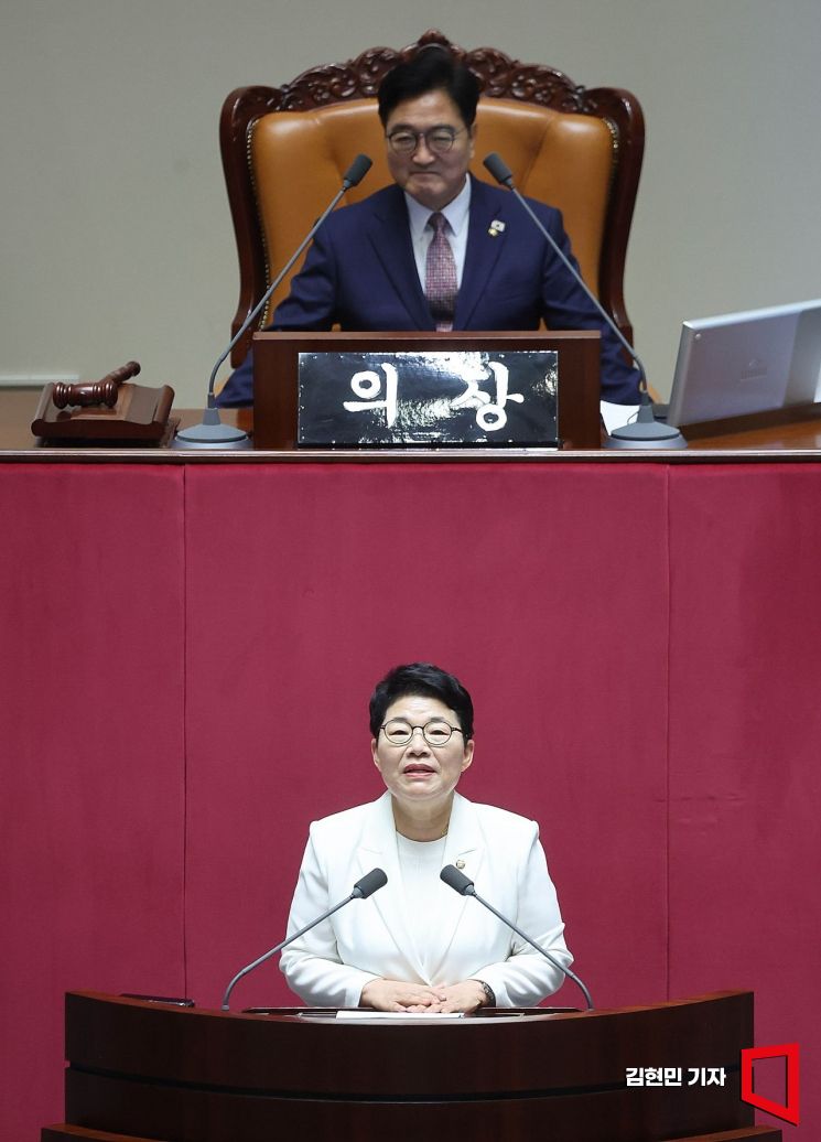 [포토]  野 임이자, 첫 여성 기재위원장 선출… “서민경제 최우선”