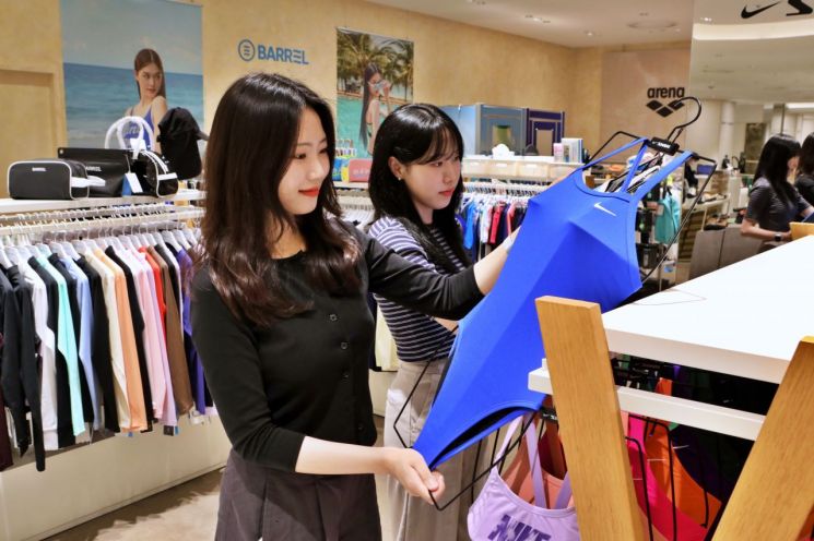 서울시 중구 소공동 롯데백화점 본점 에비뉴엘 4층 수영복 매장에서 고객들이 바캉스 용품을 둘러보고 있다. 롯데백화점 제공