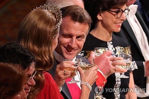 8일 영국 국빈 만찬장에서 프랑스 마크롱 대통령이 영국 케이트 미들턴 왕세자빈에게 윙크하는 모습. 연합뉴스