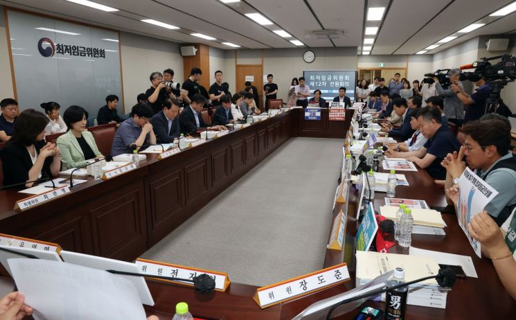 10일 정부세종청사에서 열린 최저임금위원회 제12차 전원회의 모습. 연합뉴스