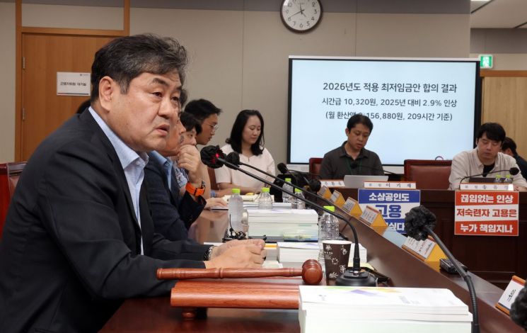 이인재 최저임금위원장이 10일 정부세종청사에서 열린 제12차 전원회의에서 내년 최저임금이 시간당 1만320원으로 결정된 뒤 기자들의 질문에 답하고 있다. 연합뉴스