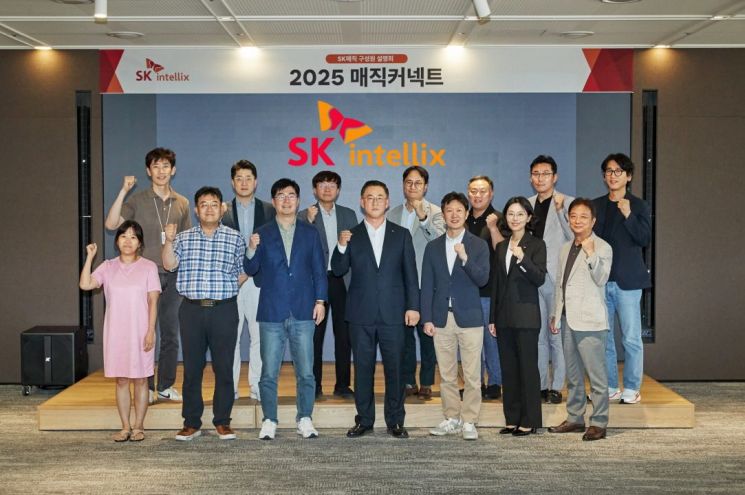 10일 김완성 SK인텔릭스 대표(왼쪽에서 네번째)와 주요 경영진이 사명 변경에 대한 구성원 설명회를 갖고 기념 촬영을 하고 있다.