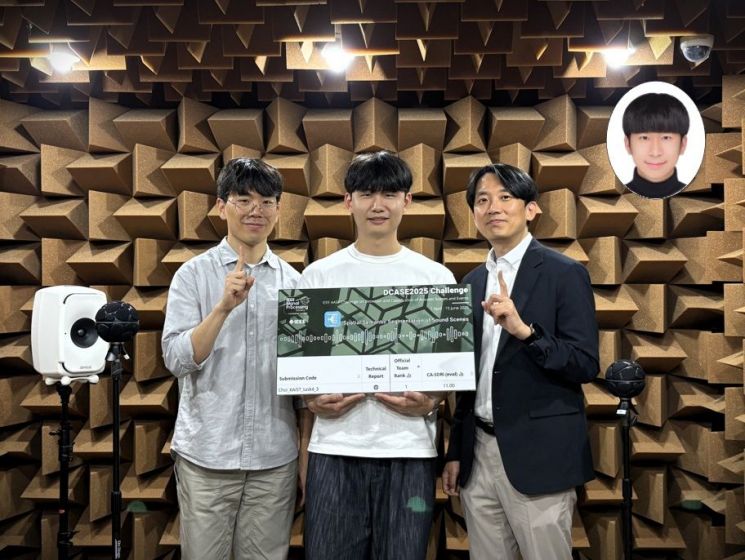 (왼쪽부터) 권영후 석박사통합과정, 김도환 석사과정, 최정우 교수, 이동헌 박사. KAIST 제공