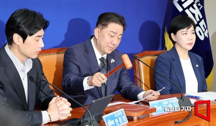 [포토] 최고위원회의 주재하는 김병기