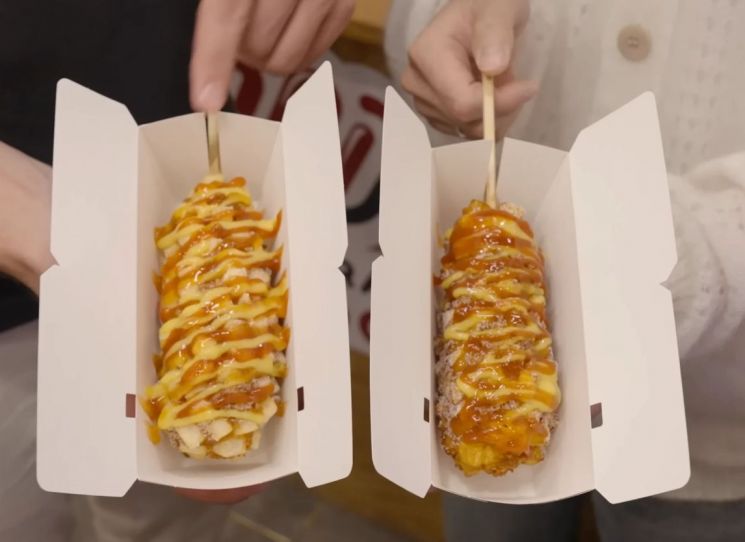 이정재와 달고나 만들던 요리 유튜버…K핫도그·떡볶이 세계 최고 길거리 음식 선정