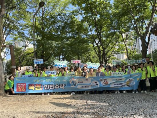 광주광역시 서구가 11일 안전점검의 날을 맞아 농성역·상무역 등 지역 다중이용시설 일대에서 '폭염 대비 온열질환자 예방·대응 캠페인'을 실시했다. 광주 서구 제공