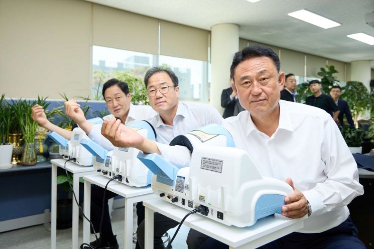 이충우 여주시장(오른쪽)이 지난 10일 SK하이닉스와 함께 '경로당 자동혈압계 기증식'을 개최한 후 혈압을 측정하고 있다. 여주시 제공