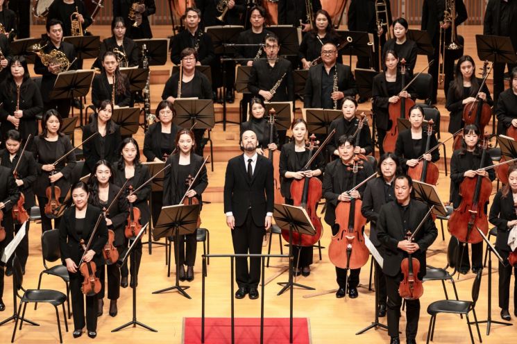 10일 서울 송파구 롯데콘서트홀에서 열린 대한적십자사 창립 120년과 광복 80년을 기념하는 특별 음악회 '함께 지켜온 평화, 함께 만드는 미래' 모습. 대한적십자사