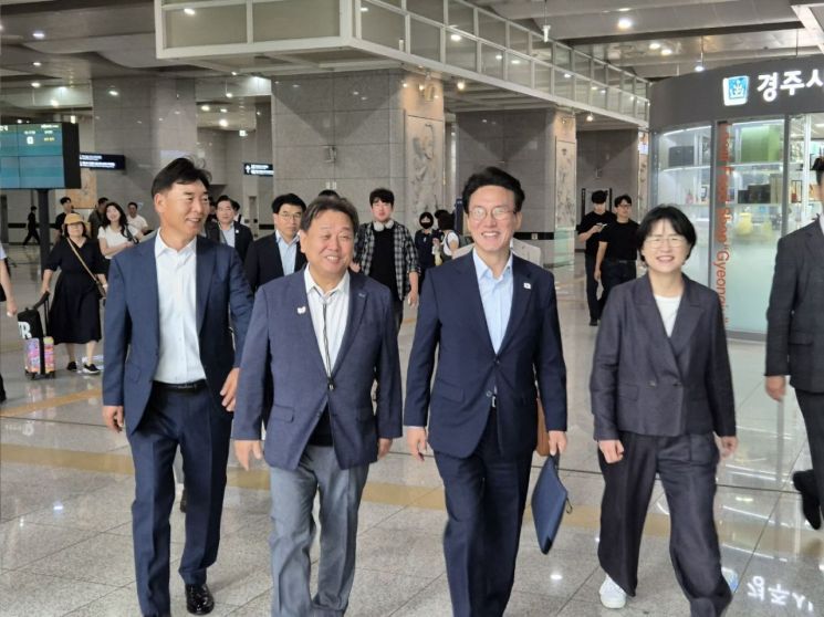 한영태 민주당 경주지역의원장이 11일 오전 김민석 총리를 경주역에서 마중하는 모습