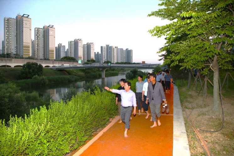 주광덕 시장 "왕숙천 테마정원 맨발걷기…자연 친화적 공간 확충"