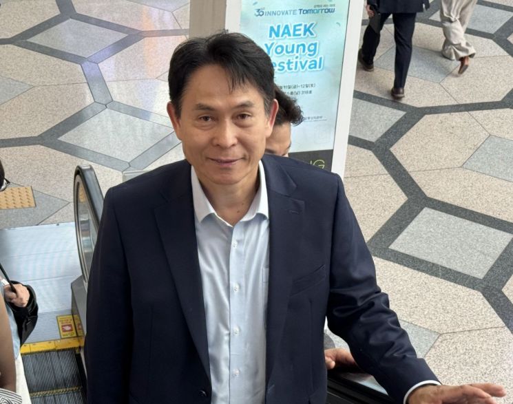 박용인 삼성전자 DS부문 시스템LSI 사업부장(사장)이 11일 서울 강남구 코엑스에서 열린 '한국공학한림원 영 페스티벌' 행사에 참석하기 위해 이동하고 있다. 연합뉴스