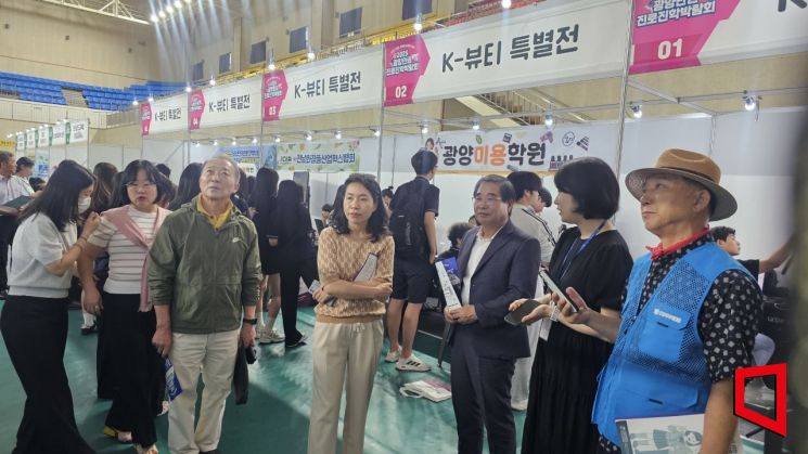 박람회장을 찾은 최정욱 완도군의원과 교육복지연구회 관계자들이 담당 장학사에게 설명을 듣고 있다. 이준경 기자