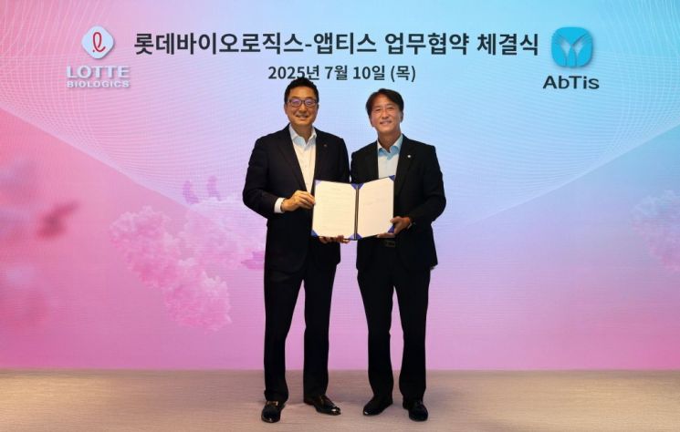 박제임스 롯데바이오로직스 대표이사(왼쪽)와 한태동 앱티스 대표이사가 업무협약 체결식에서 기념사진을 촬영하고 있다. 롯데바이오로직스