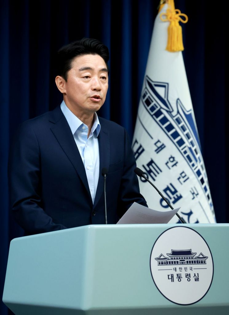 강훈식 대통령비서실장이 11일 서울 용산 대통령실 청사에서 이재명 대통령의 문화체육관광부 및 국토교통부 장관 인선을 발표하고 있다. 연합뉴스
