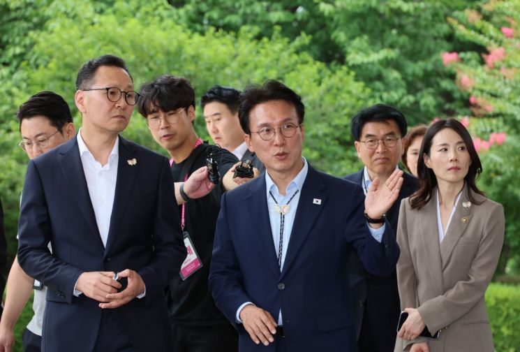경주 APEC 정상회의 준비 상황 점검에 나선 김민석 국무총리(가운데)가 11일 국립경주박물관을 방문하고 있다.  2025.7.11 연합뉴스
