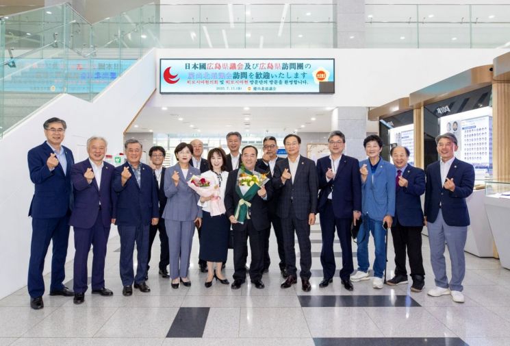일본 히로시마현 의장과 부지사 일행이 경북도의회를 방문한 뒤 양쪽 의회 의원들이 기념촬영을 하고 있다.
