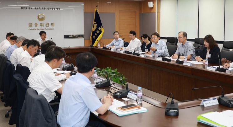 권대영 금융위원회 사무처장(윗줄 오른쪽에서 세번째)이 11일 오전 서울 종로구 정부서울청사에서 개최한 장기 연체채권 채무조정 프로그램 점검을 위한 전문가 간담회에서 양혁승 장기소액연체자 지원재단 이사장, 정은정 서울시복지재단 금융복지센터장, 이지연 변호사, 한국자산관리공사, 은행연합회 등 관계기관 참석자들과 장기 연체채권 채무조정 프로그램 추진 일정 및 홍보계획을 함께 살펴보고, 기관별 협조사항, 향후 정책 추진방향 등을 논의했다. 금융위 사진제공.