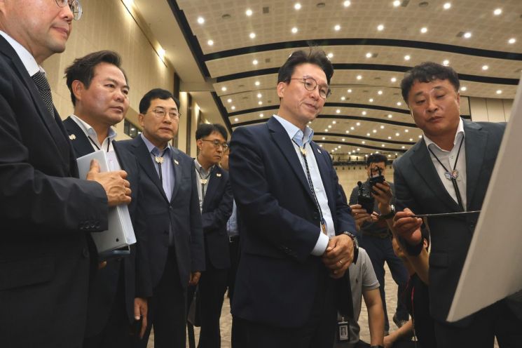 김민석 국무총리(중앙)가 APEC 준비상황을 점검하기위해 경주를 방문해 주낙영 경주시장(왼쪽 3번째)과 김학홍 경북도 행정부지사(왼쪽 2번)가 참석한 가운데 현장 보고를 받고 있다.