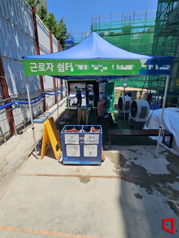 지난 10일 서울 은평구의 한 아파트 건설 현장 쉼터에서 인부들이 휴식을 취하고 있다. 박승욱 기자
