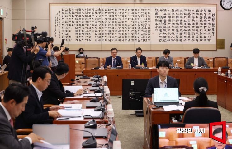 11일 국회 법제사법위원회 법안심사제1소위원회에서 열린 상법 추가 개정을 위한 공청회에서 정우용 한국상장회사협의회 정책부회장이 진술하고 있다. 왼쪽부터 정우용 한국상장회사협의회 정책부회장, 김우찬 고려대 교수, 최준선 성균관대 법학전문대학원 명예교수, 윤태준 주주행동플랫폼 액트 소장. 2025.7.11 김현민 기자