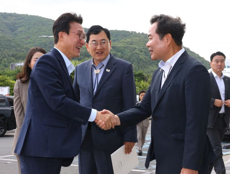 APEC 준비상황을 점검하기위해 경주를 찾은 김민석 국무총리(왼쪽)가 김학홍 경북도 행정부지사를 만나 반갑게 악수하고 있다.