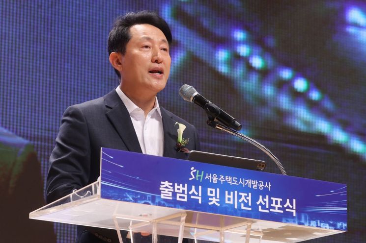 오세훈 서울시장이 11일 서울 강남구 서울주택도시개발공사에서 열린 서울주택도시개발공사 출범식 및 비전 선포식에서 인사말을 하고 있다. 연합뉴스