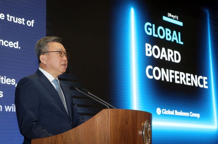 지난 10일 서울 중구 소재 신한은행 본점 20층 대강당에서 진행한 '글로벌 컨퍼런스 위크'에서 정상혁 신한은행장이 환영사를 하고 있다. 신한은행 제공.