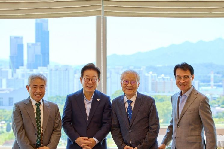 이재명 대통령이 11일 서울 용산 대통령실 청사에서 언론인 오찬에 앞서 기념촬영을 하고 있다. 왼쪽부터 정규재 전 한국경제신문 주필, 이 대통령, 조갑제 '조갑제닷컴' 대표, 이규연 대통령실 홍보소통수석. 연합뉴스
