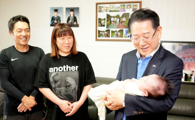 김영록 지사, 인구의 날 기념…장흥 7남매 가정 격려
