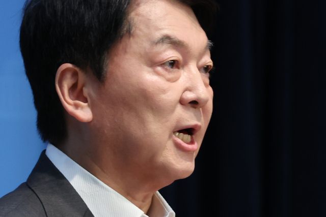 민의힘 혁신위원장을 맡은 안철수 의원이 7일 서울 여의도 국회 소통관에서 위원장을 사퇴하고 전당대회 출마 의사를 밝히는 기자회견을 하고 있다. 연합뉴스