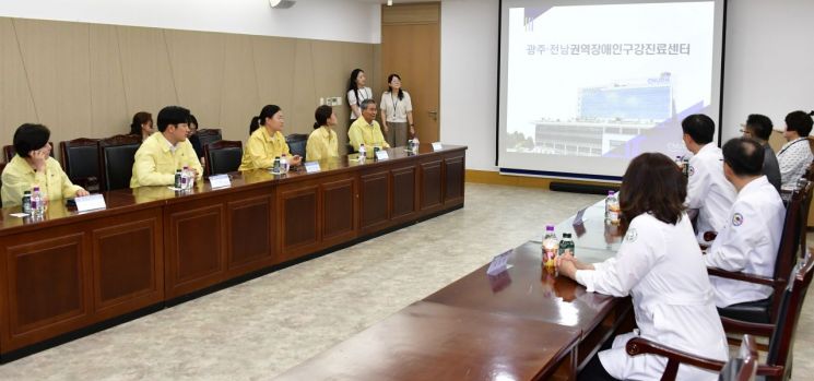 광주시의회 환경복지위원회는 11일 광주·전남 권역장애인구강진료센터를 방문, 장애인 구강진료 서비스 제공 현황을 점검했다. 광주시의회 제공