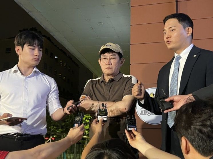 이경규가 약물 운전 혐의로 경찰 조사를 받고 나온 뒤 인터뷰하는 모습. 연합