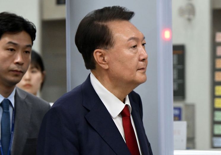 윤석열 전 대통령이 지난 9일 서울 서초구 서울중앙지방법원에서 구속 전 피의자 심문(영장실질심사)을 마치고 법원을 나서고 있다. 연합뉴스