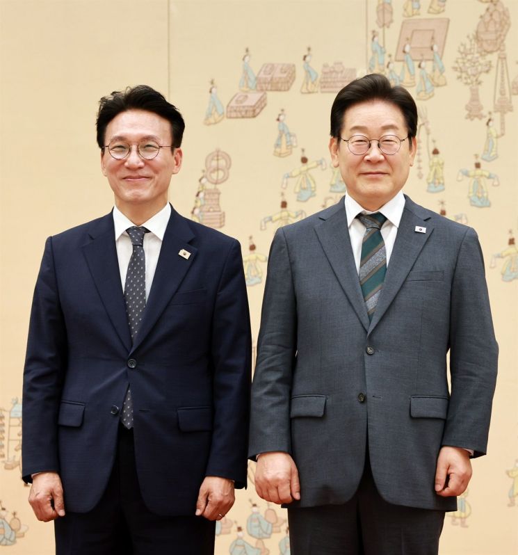 이재명 대통령이 4일 용산 대통령실에서 김민석 국무총리에게 임명장을 수여한 후 기념촬영을 하고 있다. 대통령실통신사진기자단 연합뉴스
