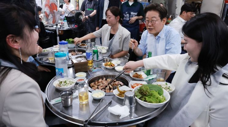이재명 대통령이 11일 저녁 서울 광화문 인근 한식당에서 시민들과 식사하고 있다. 연합뉴스