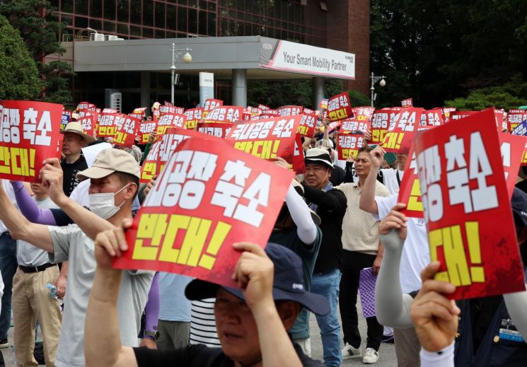 금호타이어 노동조합원들이 11일 오전 광주 광산구 금호타이어 광주공장에서 공장 정상화를 촉구하는 결의대회를 하고 있다. 연합뉴스