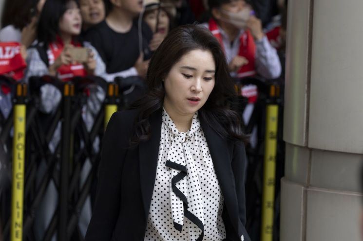 윤석열 전 대통령 탄핵 심판 변호인단으로 활동한 김계리 변호사가 윤 전 대통령을 위한 영치금 계좌번호를 공개하고, 특검의 자택 압수수색을 강하게 비판했다. 연합뉴스