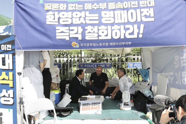 최민호 세종시장이 윤병철 위원장의 단식농성 현장에 방문해 대화를 나누고 있다. / 사진= 공보관실 제공