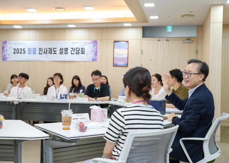 유성훈 금천구청장이 ‘청렴 인사설명회’에서 직원들과 대화하고 있다. 금천구 제공.