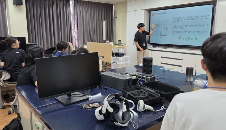 지난달 광주과학고등학에서 진행된 4차 사전교육에서 광주과학고등학교 김동식 교사가 '세계로 미래로 노벨 과학자의 길' 국제교류 프로그램에 참여하는 학생들에게 입자가속 원리를 설명하고 있다. 광주시교육청 제공