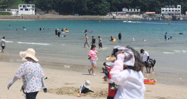 폭염이 이어진 12일 오후 경남 남해군 상주면 상주은모래비치에서 피서객이 물놀이하고 있다. 연합뉴스