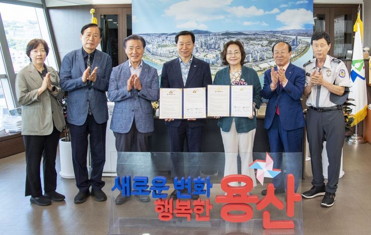 용산구와 한국새생명복지재단은 지난 11일 지역사회복지 향상을 위해 업무협약을 체결했다. 용산구 제공.