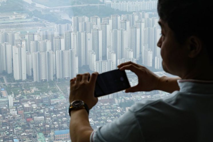6일 서울 송파구 롯데월드타워 전망대 서울스카이에서 바라본 서울 시내 아파트 및 빌라단지의 모습. 연합뉴스