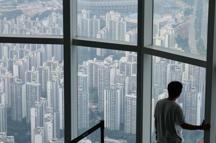 6일 서울 송파구 롯데월드타워 전망대 서울스카이에서 바라본 서울 시내 아파트 및 빌라단지의 모습. 연합뉴스