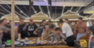 태국 파타야 나클루아의 한 야외 식당에서 한국인 관광객들이 난투극을 벌이는 모습 [이미지 출처=틱톡 캡처]